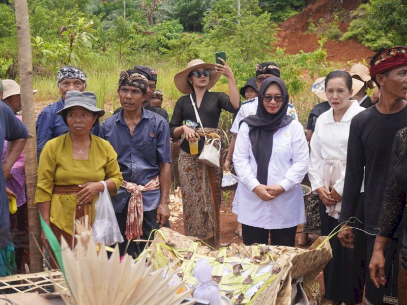 Wakil Bupati Luwu Timut, Hj. Puspawati Husler menghadiri dua upacara Ngaben dan melayat di dua lokasi berbeda di Kecamatan Angkona, Rabu (12/03/2025). @Jejakfakta/dok. Pemkab Lutim
