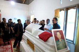 Bupati Irwan Melayat ke Rumah Duka Pelda (Purn) Esra Wallang di Burau