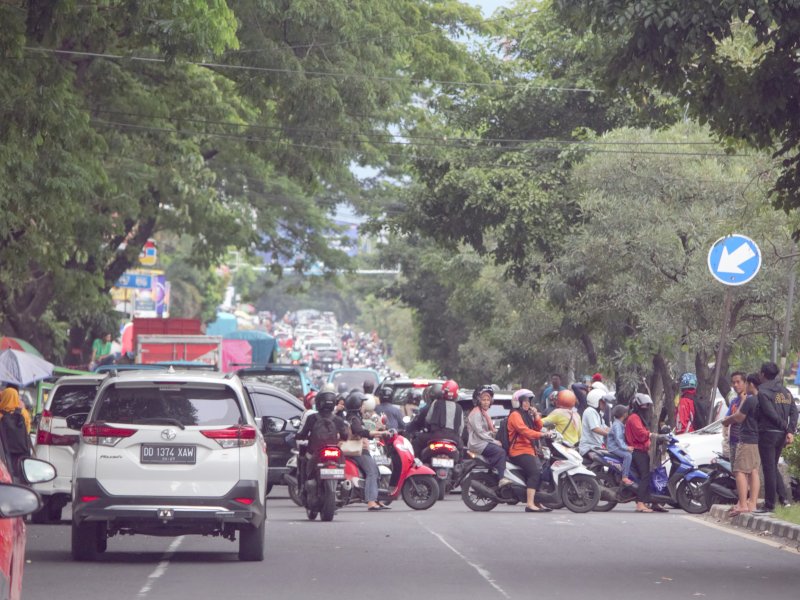 Gabungan driver online di Makassar dari berbagai aplikasi yakni Grab, Gojek, dan Maxim bersatu menggelar aksi demonstrasi di depan kantor Gubernur Sulawesi Selatan (Sulsel) Jl Urip Sumoharjo, Rabu (12/3/2025). @Jejakfakta/Nurdin Amir
