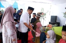 Bupati dan Wabup Lutim Serahkan 12 Santunan Kepada Anak Yatim di Kalaena