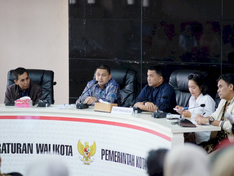  Wali Kota Makassar, Munafri Arifuddin, menggelar rapat koordinasi dengan jajaran Badan Usaha Milik Daerah (BUMD) dan Tim Transisi MULIA di Ruang Sipakalebbi, Balai Kota Makassar, Jumat (14/3/2025). @Jejakfakta/dok. Humas Pemkot Makassar