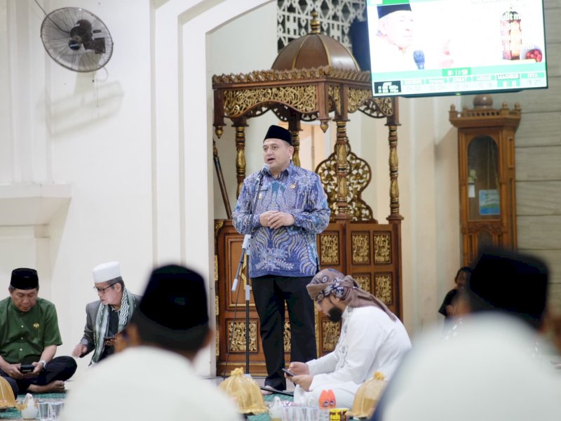 Wali Kota Makassar, Munafri Arifuddin, bersilaturahmi dan berbuka puasa bersama ratusan jamaah di Masjid Raya Makassar pada Jumat (14/3/2025).