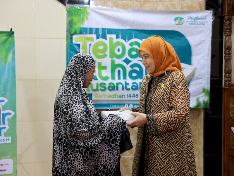 Wakil Wali Kota Makassar, Aliyah Mustika Ilham menyerahkan secara simbolis paket buka puasa Tebar Ifthar Nusantara, yang merupakan bagian dari program berbagi yang diinisiasi oleh Wahdah Islamiyah, i Masjid Aisyiyah, Jl. Veteran Selatan Lr. 3, pada Jumat (14/3/2025). @Jejakfakta/dok. Humas Pemkot Makassar