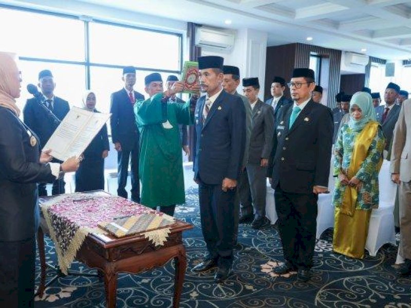 PEJABAT BARU - Bupati Barru Andi Ina Kartika Sari dan Wakil Bupati Barru Abustan melakukan rotasi pejabat lingkup Pemerintah Kabupaten Barru di gedung Mal Pelayanan Kantor Bupati Barru di Jl Sultan Hasanuddin, Kelurahan Coppo, Kecamatan Barru, Kabupaten Barru, Jumat (13/3/2025). Terdapat 11 jabatan di Pemkab Barru yang diisi oleh Plt. 
@Jejakfakta/dok. Istimewa