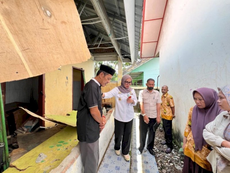 Bupati Barru, Andi Ina Kartika Sari, melakukan inspeksi mendadak (sidak) di SMPN 22 Barru pada Kamis (13/03/2025). Ia menemukan banyak fasilitas sekolah rusak. @Jejakfakta/dok. Istimewa