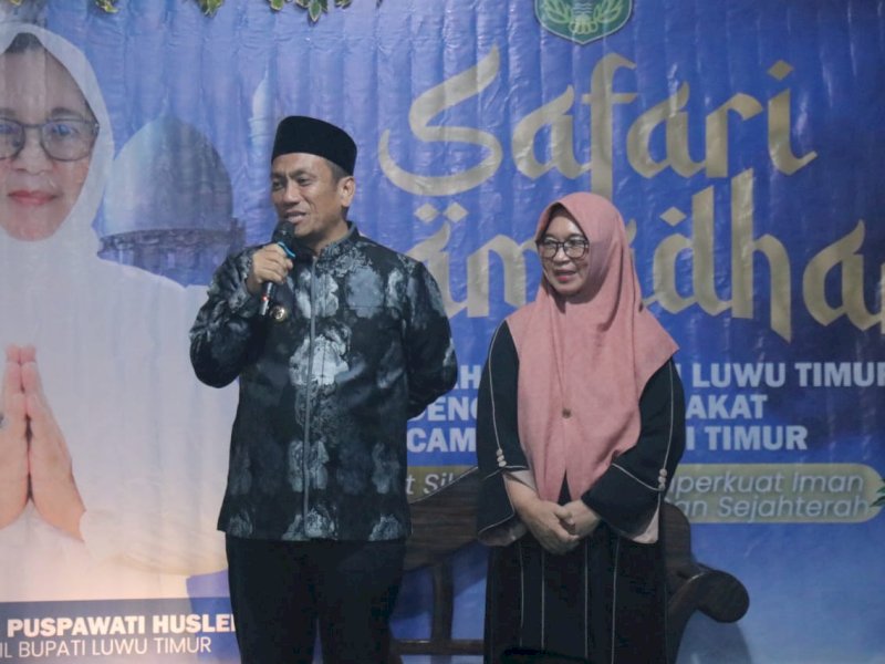 Bupati Luwu Timur, Irwan Bachri Syam, didampingi Wakil Bupati, Puspawati Husler, saat melaksanakan Safari Ramadan di halaman Masjid Nurul Huda, Desa Cendana Hitam, Kamis (13/03/2025). @Jejakfakta/dok. Humas Pemkab Lutim