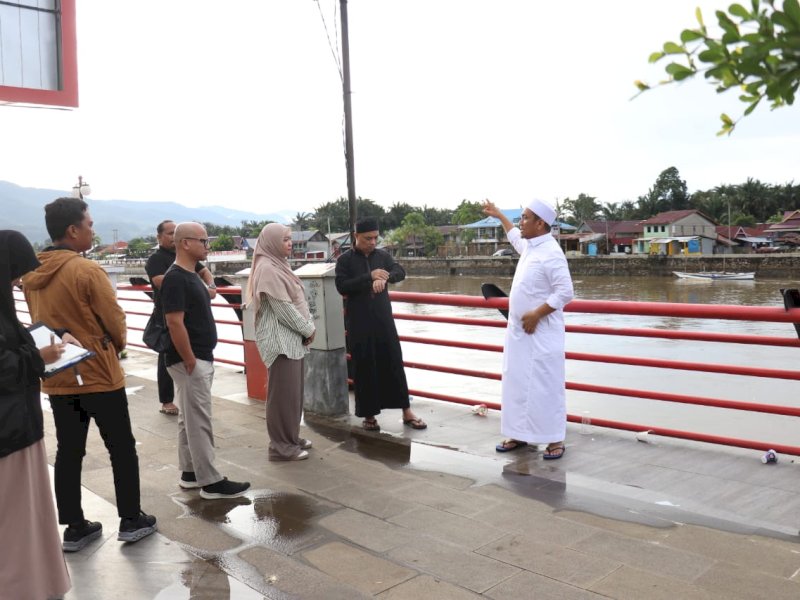 Bupati Luwu Timur, Irwan Bachri Syam, meninjau Anjungan Sungai Malili, Jumat (14/03/2025). Ia meminta merencanakan penataan agar kawasan tersebut lebih tertata dan indah. @Jejakfakta/dok. Humas Pemkab Lutim