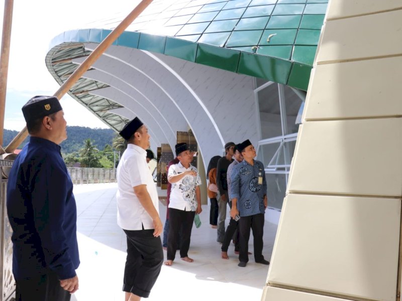 Bupati Luwu Timur, Irwan Bachri Syam, meninjau langsung perkembangan pembangunan Islamic Center Luwu Timur yang terletak di ex terminal lama Malili, Jumat (14/03/2025). @Jejakfakta/dok. Humas Pemkab Luwu Timur