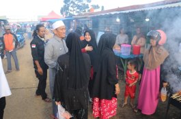 Hangatnya Kebersamaan! Bupati Luwu Timur Sapa Warga di Pasar Ramadan