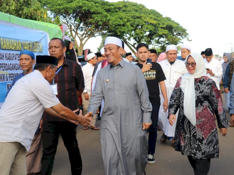 Bupati Luwu Timur, Irwan Bachri Syam, dan Wakil Bupati, Puspawati Husler, disambut dengan antusias masyarakat saat Safari Ramadan 1446 Hijriah dengan menggelar kegiatan hari keenam di Kecamatan Towuti, yang dipusatkan di halaman Masjid Haqqul Yaqin, Desa Lioka, Jumat (14/03/2025). @Jejakfakta/dok. Humas Pemkab Lutim