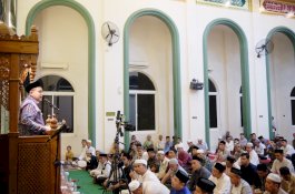 Munafri Arifuddin Tarawih di Masjid Raudhatul Muflihien, Soroti Kondisi Pasar Terong dan Bakal Benahi