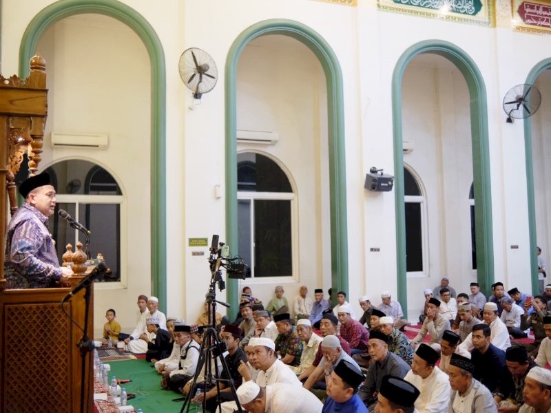 Wali Kota Makassar, Munafri Arifuddin, melaksanakan program Safari Ramadan di malam ke 15 dengan salat Tarawih bersama jemaah di Masjid Raudhatul Muflihien, Jalan Mentimun, Jumat (14/03/2025). @Jejakfakta/dok. Humas Pemkot Makassar