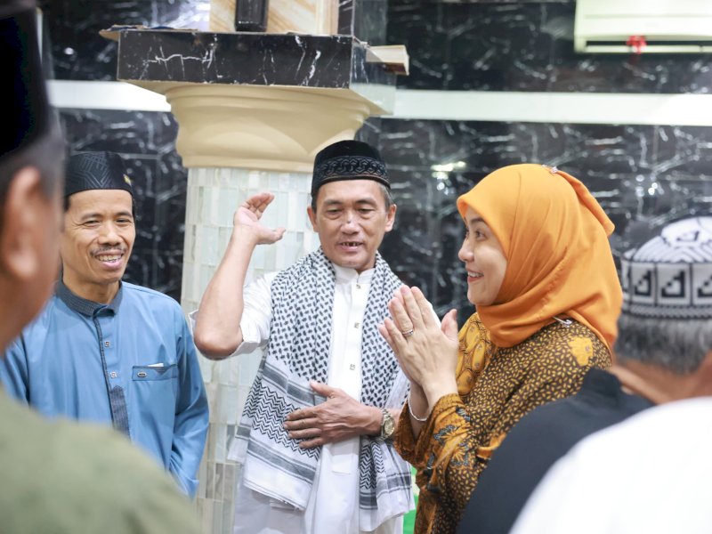 Wakil Wali Kota Makassar, Aliyah Mustika Ilham, berbicang dengan jamaah usai melaksanakan salat tarawih berjamaah bersama masyarakat di Masjid Hikmah II Massenrempulu, Jalan Abubakar Lambogo No. 166, Makassar, Jumat (14/3/2025). @Jejakfakta/dok. Humas Pemkot Makassar