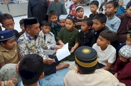 Momen Hangat Bupati Sidrap Bersama Anak-anak di Masjid Husnul Iman
