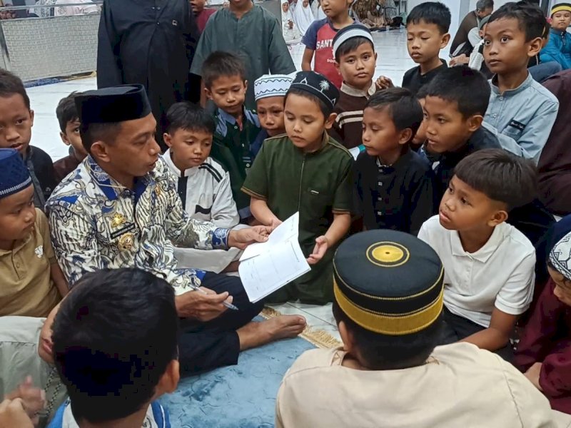 Bupati Bupati Sidrap, Syaharuddin Alrif, meluangkan waktu untuk bercanda dan bercengkrama dengan anak-anak usai salat tarawih berjamaah di Masjid Husnul Iman, Kelurahan Batulappa, Kecamatan Watang Pulu, Kabupaten Sidrap, Jumat (14/3/2025). @Jejakfakta/dok. Humas Pemkab Sidrap 