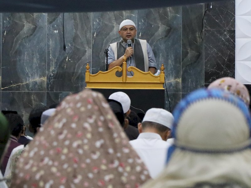 Wali Kota Makassar Munafri Arifuddin, melaksanakan salat Subuh berjemaah di Masjid Nurul Ahmad, Kelurahan Maccini Sombala, Kecamatan Tamalate, Sabtu (15/03/2025). @Jejakfakta/dok. Humas Pemkot Makassar