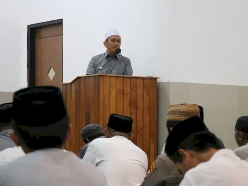 Bupati Luwu Timur, Irwan Bachri Syam, saat menggelar safari ramadan di Masjid Al Hijrah, Desa Lioka, Kecamatan Towuti, Jumat (14/03/2025). @Jejakfakta/dok. Humas Pemkab Lutim