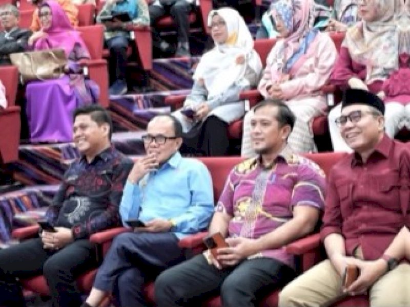 Kepala Dinas Koperasi dan UKM Kota Makassar, Muhammad Rheza, menghadiri Rapat Anggota Tahunan (RAT) ke-42 Koperasi Pegawai Republik Indonesia (KPRI) Universitas Negeri Makassar (UNM) yang digelar di Ballroom Teater, Lantai 3, Menara Pinisi, pada Kamis (13/3/2024). @Jejakfakta/Istimewa