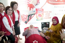 Wali Kota Makassar Donorkan Darah di Bakti Sosial PSMTI Sulsel