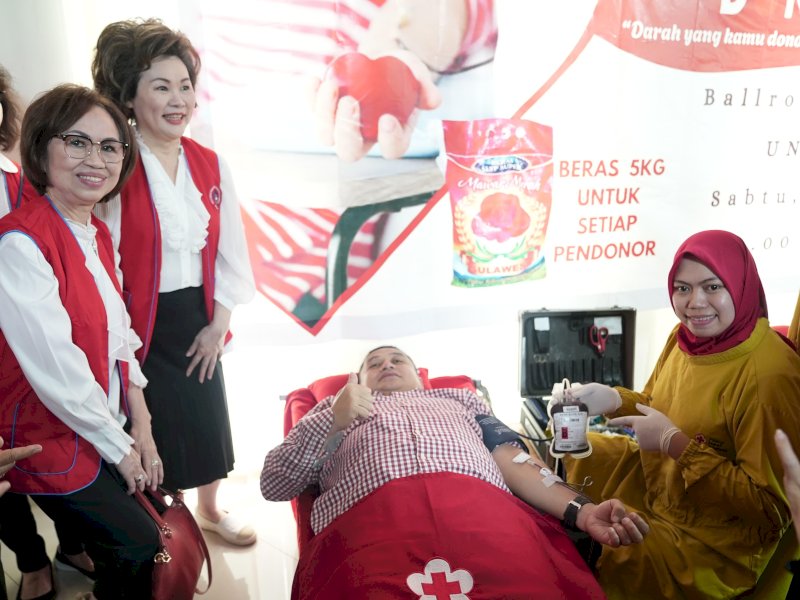Wali Kota Makassar Munafri Arifuddin, turut serta terlibat langsung dalam aksi donor darah yang digelar oleh PSMTI Sulawesi Selatan di Menara Pinisi Universitas Negeri Makassar (UNM), Sabtu (15/3/2025). @Jejakfakta/dok. Humas Pemkot Makassar