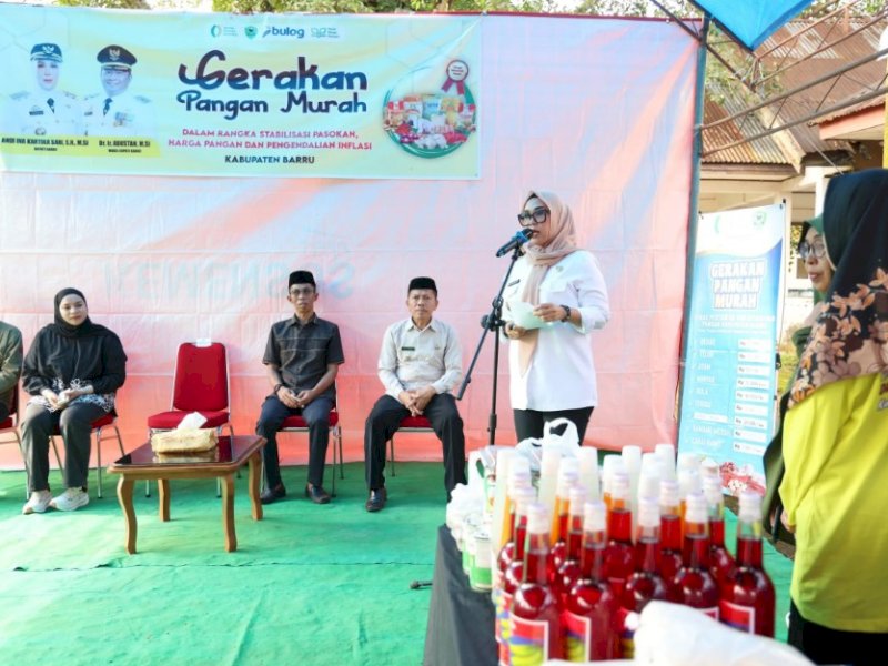 Bupati Barru, Andi Ina Kartika Sari, secara resmi membuka Gerakan Pangan Murah (GPM) di halaman Kantor Camat Pujananting, Doi-Doi, Jumat (14/3/2025). @Jejakfakta/dok. Istimewa