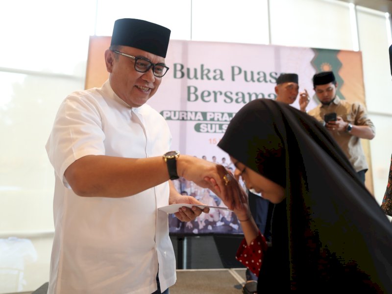Ketua Purna Praja STPDN 03 Sulselbar, Mario Said, menyerahkan santunan dari Purna Praja STPDN 03 Sulselbar kepada  31 anak yatim-piatu dari Panti Asuhan Raudhatul Jannah. @Jejakfakta/dok. Humas Pemkot Makassar