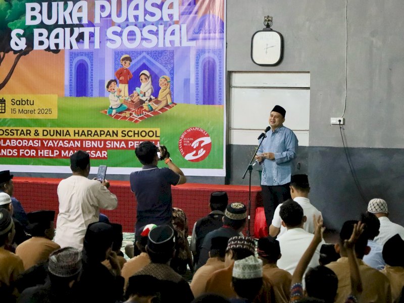 Wali Kota Makassar Munafri Arifuddin menyempatkan diri berbuka puasa bersama Yayasan Kids Star dan puluhan anak yatim piatu dari sejumlah panti asuhan,  di Aula Kids Star School, Kecamatan Panakkukang, pada Sabtu (15/3/2025). @Jejakfakta/dok. Humas Pemkot Makassar