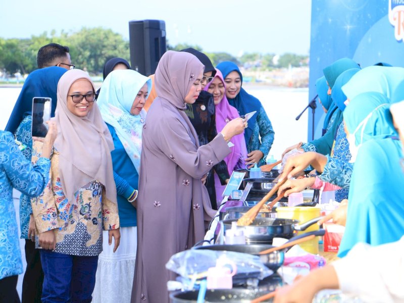 Ketua TP PKK Bulukumba, Andi Herfida Muchtar, memantau lomba memasak yang diikuti 10 tim dari perwakilan TP PKK kecamatan se-Bulukumba dengan menggunakan kompor induksi di Amfiteater, di Pantai Merpati, Jumat (14/3/2025). @Jejakfakta/dok. Humas Pemkab Bulukumba