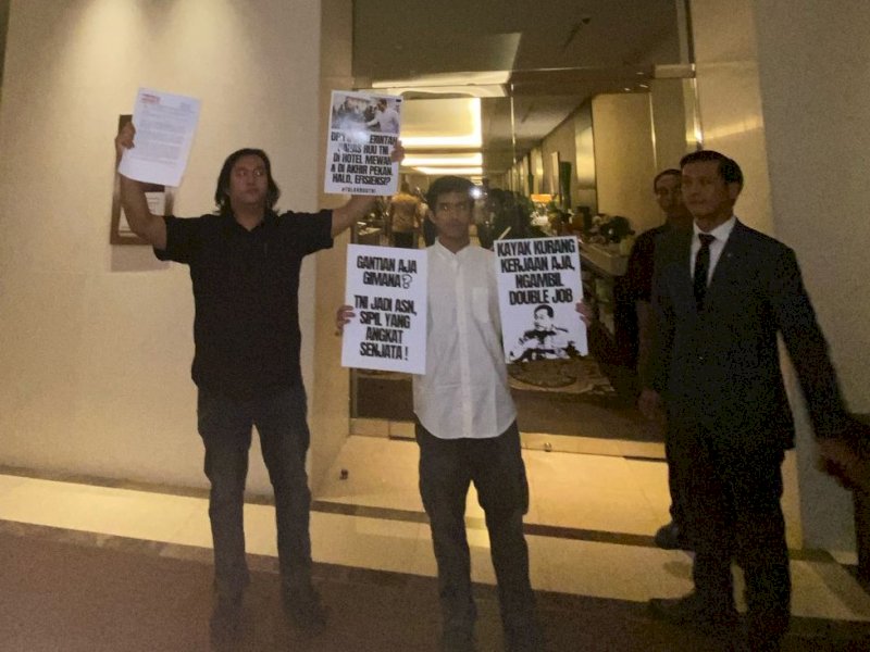 3 Aktivis Koalisi Masyarakat Sipil untuk Sektor Keamanan saat mencoba masuk ruang rapat Panja Revisi UU TNI DPR-RI dan Kemenhan di Hotel Fairmont, Jakarta, Sabtu (15/3/2025). @Jejakfakta/foto: Istimewa