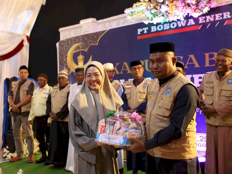 Ketua TP PKK Kota Makassar, Melinda Aksa, berbagi bingkisan saat menghadiri acara buka puasa bersama yang diselenggarakan oleh PT Bosowa Energi di Masjid H. Mahmud Pitu, Jeneponto, Sabtu (15/03/2025). @Jejakfakta/dok. Pemkot Makassar