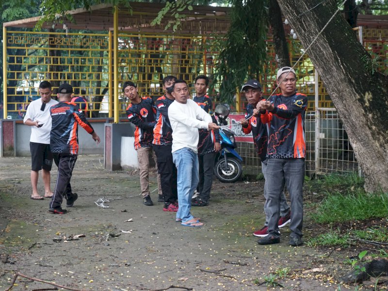 Bupati Sidrap, Syaharuddin Alrif, bersama OPD kerja bakti massal di kawasan Monumen Ganggawa jantung kota Pangkajene, Ahad (16/3/2025) pagi. @Jejakfakta/dok. Pemkab Sidrap 