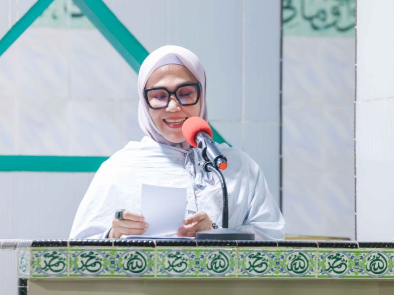 Bupati Barru Andi Ina Kartika Sari saat menghadiri Syiar Ramadhan di Masjid Agung Nurul Iman, Jum&rsquo;at (14/3/2025) malam. @Jejakfakta/dok. Istimewa