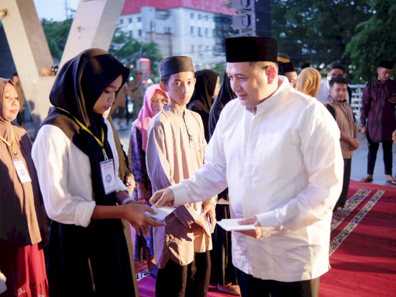 Wali Kota Makassar, Munafri Arifuddin, memberikan santunan kepada 2.600 anak yatim piatu di Tribun Lapangan Karebosi, Minggu (16/03/2025). @Jejakfakta/dok. Pemkot Makassar