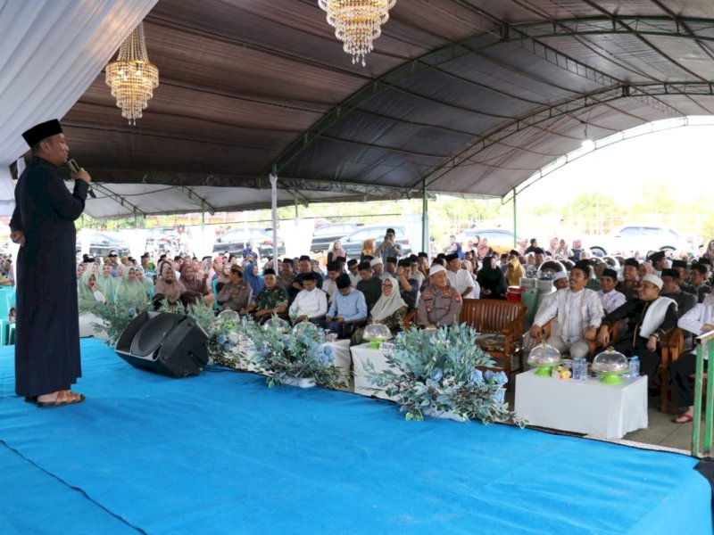 Bupati Luwu Timur, Irwan Bachri Syam, saat safari ramadan di Halaman Masjid Babul Khaer, Trans Puncak Indah, Kecamatan Malili, Ahad (16/03/2025). @Jejakfakta/dok. Humas Pemkab Lutim