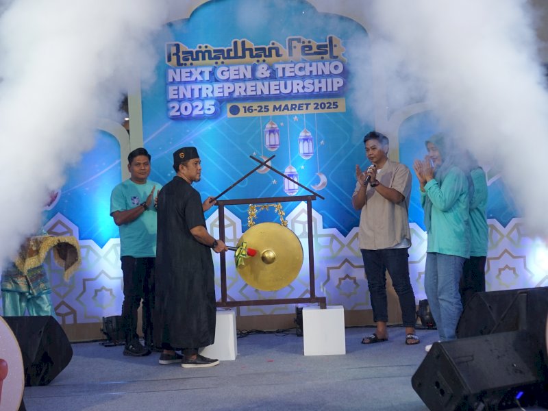 Kepala Diskop-UKM Kota Makassar, Muhammad Rheza, membuka secara resmi Ramadhan Fest Next Gen & Techno Entrepreneurship di pelataran Gedung Kesenian Sulawesi Selatan, Minggu (16/3/2025). @Jejakfakta/dok. Diskop-UKM Makassar