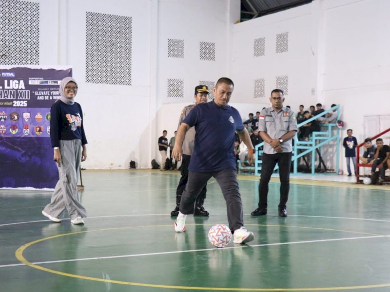 Bupati Luwu Timur, Irwan Bachri Syam, melakukan tendangan perdana secara resmi membuka Turnamen Futsal Liga Ramadhan XII di Gedung Olahraga (GOR) Malili pada Ahad (16/03/2025). @Jejakfakta/dok. Humas Pemkab Lutim