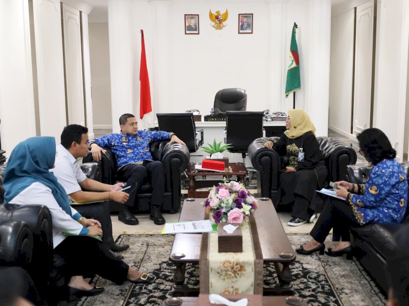 Wali Kota Makassar, Munafri Arifuddin, saat menerima audiens dengan Kepala BPJS Ketenagakerjaan Kantor Wilayah Sulawesi Maluku Mintje Wattu, bersama jajarannya, di Balai Kota Makassar, Senin (17/3/2025). @Jejakfakta/dok. Humas Pemkot Makassar