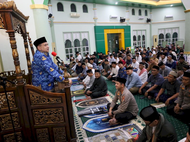 Wali Kota Makassar, Munafri Arifuddin, melaksanakan salat Isya dan Tarawih berjemaah di Masjid Al-Haq, Kompleks CV Dewi, Kecamatan Panakkukang, Senin (17/3/2025). @Jejakfakta/dok. Humas Pemkot Makassar