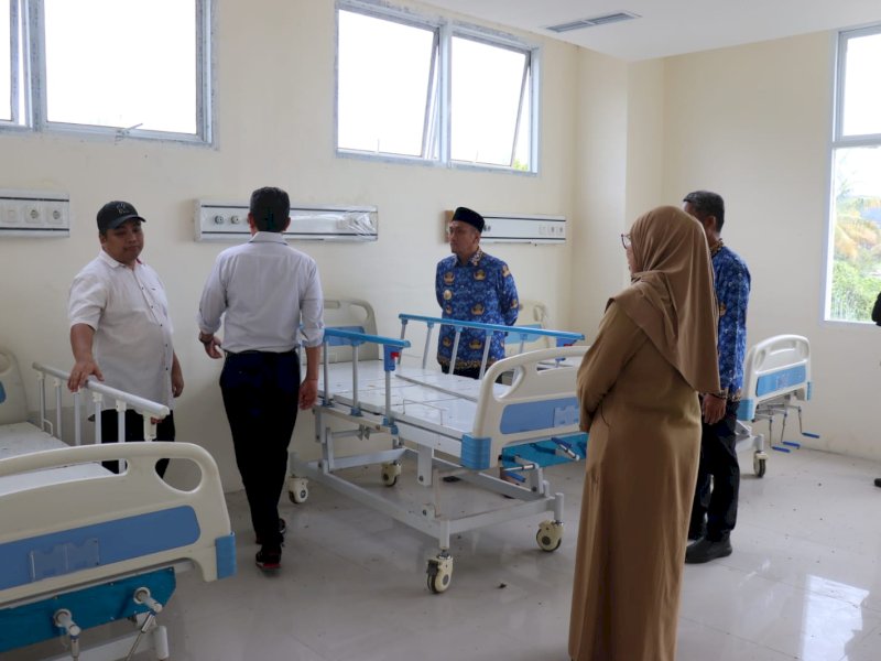 Bupati Luwu Timur, Irwan Bachri Syam, melakukan peninjauan langsung terhadap progres pembangunan rumah sakit di Desa Atue, Kecamatan Malili, Senin (17/03/2025). @Jejakfakta/dok. Humas Pemkab Lutim