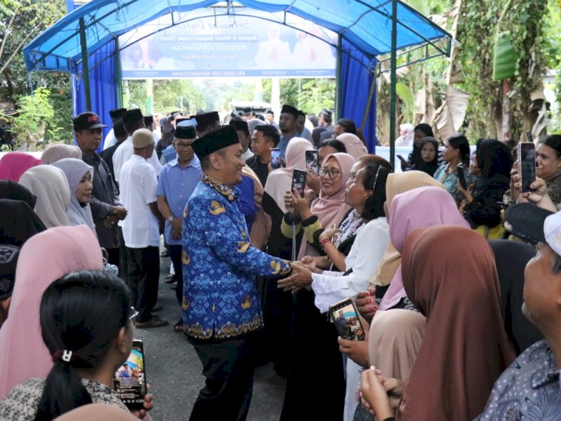 Bupati Luwu Timur, Irwan Bachri Syam, disambut warga saat Safari Ramadhan di Masjid Nurul Huda, Desa Wonorejo Timur, Kecamatan Mangkutana, Senin (17/03/2025). @Jejakfakta/dok. Humas Pemkot Makassar