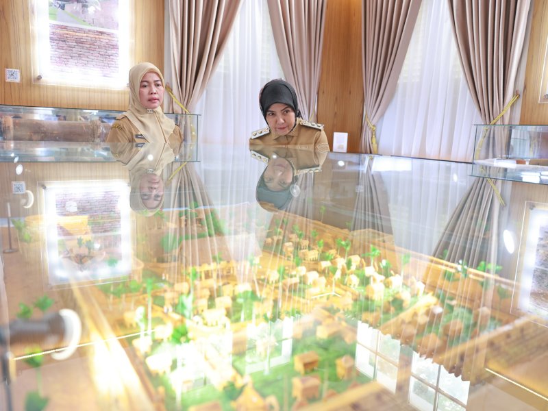 Wakil Wali Kota Makassar, Aliyah Mustika Ilham, didampingi Kepala Dinas Kebudayaan Kota Makassar, Andi Herfida Attas, berkeliling Museum Kota Makassar, Selasa (18/3/2025). @Jejakfakta/dok. Humas Pemkot Makassar