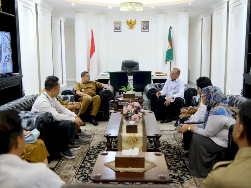  Wali Kota Makassar, Munafri Arifuddin, menerima kunjungan dari Kepala Balai Besar Pelatihan Vokasi dan Produktivitas (BBPVP) Makassar, La Ode Haji Polondu, di Ruang Rapat Wali Kota, Balaikota, Selasa (18/3/2025). @Jejakfakta/dok. Humas Pemkot Makassar