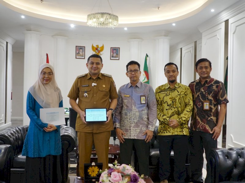  Wali Kota Makassar, Munafri Arifuddin, bersama Ketua TP PKK Kota Makassar, Melinda Aksa, secara resmi melaporkan Surat Pemberitahuan Tahunan (SPT) Pribadi Wajib Pajak secara daring melalui layanan e-Filing didampingi oleh Kepala Kantor Pelayanan Pajak (KPP) Pratama Makassar Barat, Hisbullah, dan petugas pajak di Ruang Rapat Wali Kota Makassar, Selasa (18/3/2025). @Jejakfakta/dok. Humas Pemkot Makassar