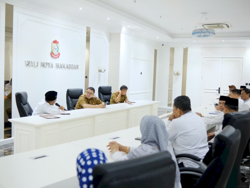 Wali Kota Makassar, Munafri Arifuddin, menerima audiensi Forum Kerukunan Umat Beragama (FKUB) Sulawesi Selatan di Ruang Rapat Wali Kota, Balai Kota Makassar, Selasa (18/3/2025). @Jejakfakta/dok. Humas Pemkot Makassar