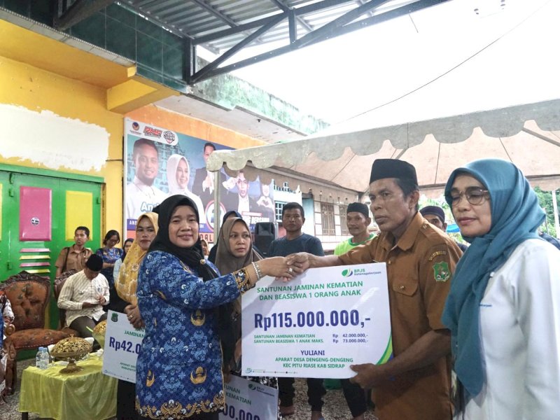 Penyerahan santunan secara simbolis dilakukan Wakil Bupati Sidrap, Nurkanaah, dalam kegiatan Safari Ramadan Pemkab Sidrap di Kecamatan Pitu Riase, Senin (17/3/2025). @Jejakfakta/dok. Humas Pemkab Sidrap 