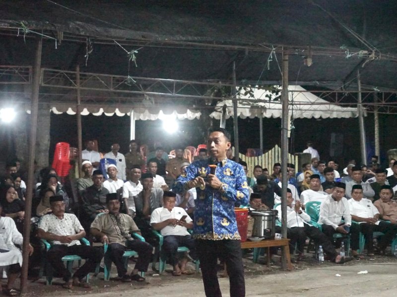Bupati Sidrap Syaharuddin Alrif berdiskusi dengan ASN, kepala desa, dan masyarakat, Usai salat tarawih di Masjid Al-Ikhlas Barukku, Kelurahan Batu, Kecamatan Pitu Riase, Senin (17/3/2025) malam. @Jejakfakta/dok. Humas Pemkab Sidrap