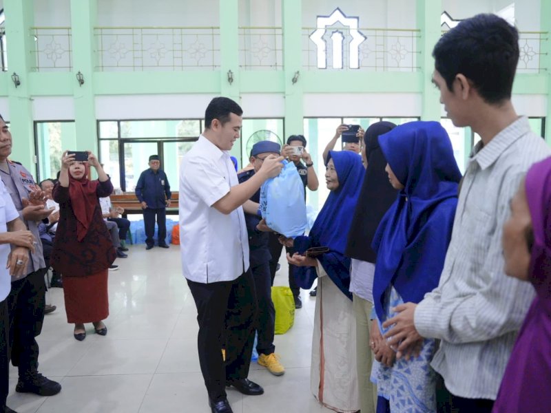 Bupati Pangkep, Muhammad Yusran Lalogau, menyalurkan paket "Ramadan Bahagia Cahaya Zakat" ini berlangsung di Gedung Islamic Center Pangkajene pada Rabu (19/3/2025). @Jejakfakta/dok. Humas Pemkab Pangkep