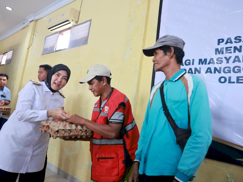 Wakil Wali Kota Makassar, Aliyah Mustika Ilham, menghadiri acara penyaluran paket pasar murah yang diselenggarakan oleh Persekutuan Kaum Bapak Gereja Toraja (PKBGT) Jemaat Sudiang, Rabu (19/3/2025). @Jejakfakta/dok. Humas Pemkot Makassar