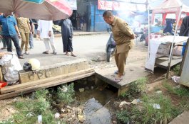 Bupati Irwan Inspeksi Pasar Tradisional Malili, Soroti Drainase dan Pipa PDAM