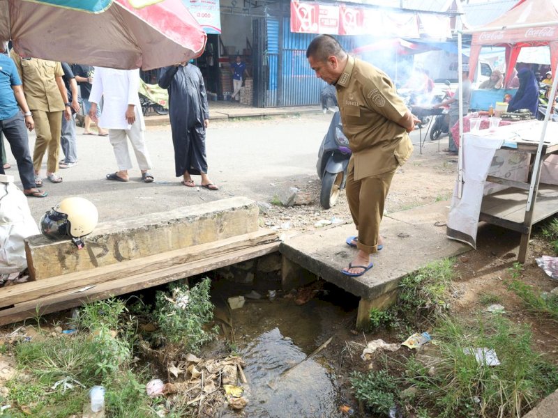 Bupati Luwu Timur, Irwan Bachri Syam, melakukan inspeksi di Pasar Tradisional Malili, Desa Baruga, Kecamatan Malili, Selasa (18/03/2025). Ia menyoroti kondisi drainase pasar yang mengalami pendangkalan akibat tingginya sedimentasi. @Jejakfakta/dok. Humas Pemkab Lutim